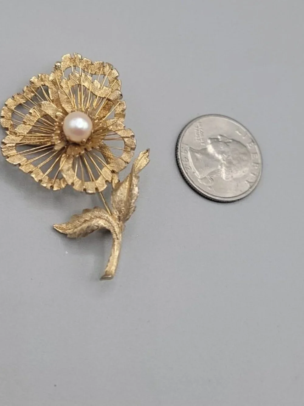 Brooks Flower Brooch Pin Gold Faux Pearl Wire Detail Prong Set Gold Tone Vintage